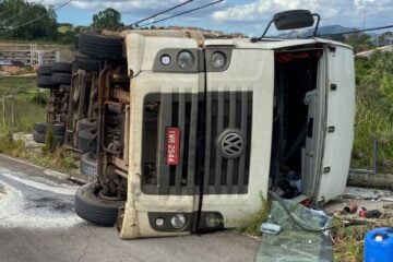 Carreta tomba no Distrito Industrial próximo à Unifei