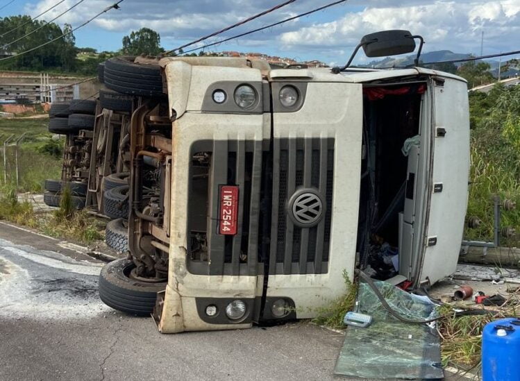 Carreta tomba no Distrito Industrial próximo à Unifei