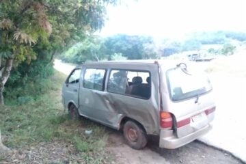 Colisão entre carro e van deixa um ferido na MG-434