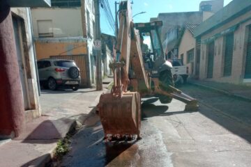 Itabira: manutenção na rua Água Santa interdita o trânsito e interrompe o abastecimento de água