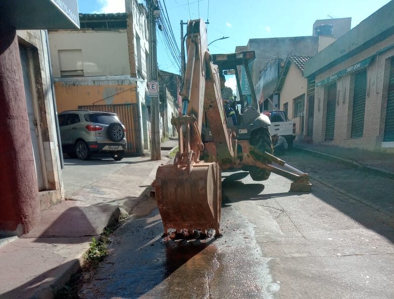 Itabira: manutenção na rua Água Santa interdita o trânsito e interrompe o abastecimento de água