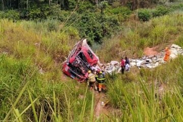 Caminhão capota e motorista fica preso às ferragens na BR-381