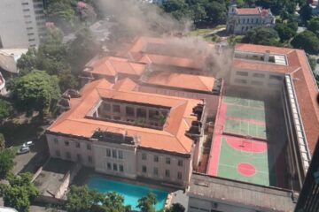 Bombeiros combatem incêndio no Instituto de Educação, em BH