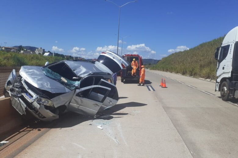 Mãe e filhos ficam feridos em acidente na BR-381
