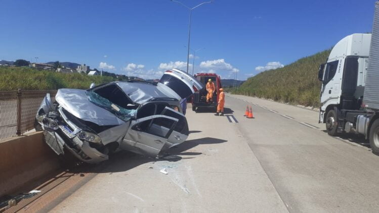 Mãe e filhos ficam feridos em acidente na BR-381
