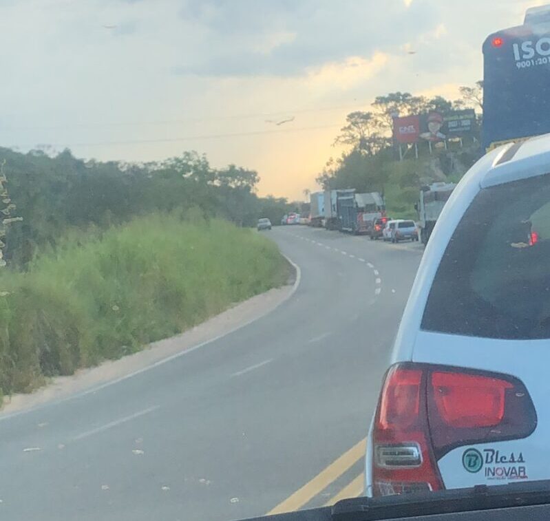 BR-381 segue parcialmente interditada por tombamento de carreta em Sabará