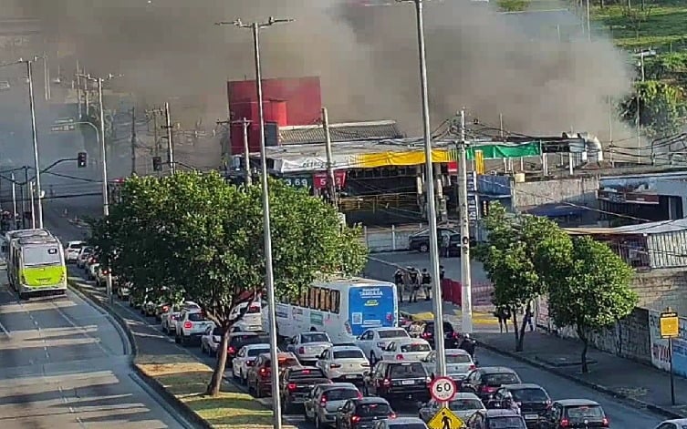Incêndio de grandes proporções atinge loja em Belo Horizonte nesta terça-feira
