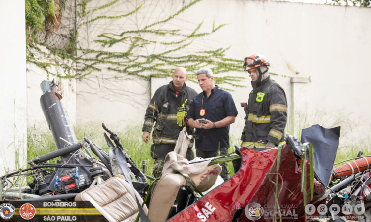 Helicóptero cai na Barra Funda e deixa quatro mortos, diz Corpo de Bombeiros
