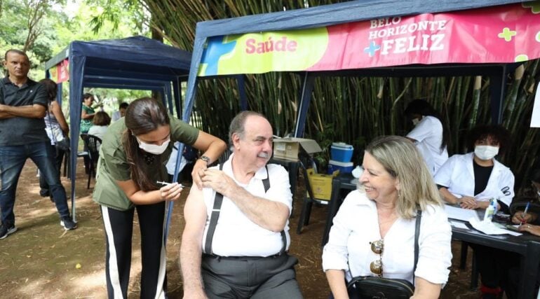 Fuad Noman recebe vacina bivalente e convoca população para vacinação