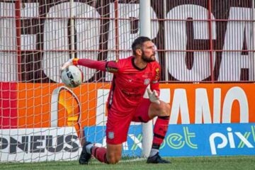 Goleiro do Figueirense é agredido por torcedor após derrota; veja vídeo