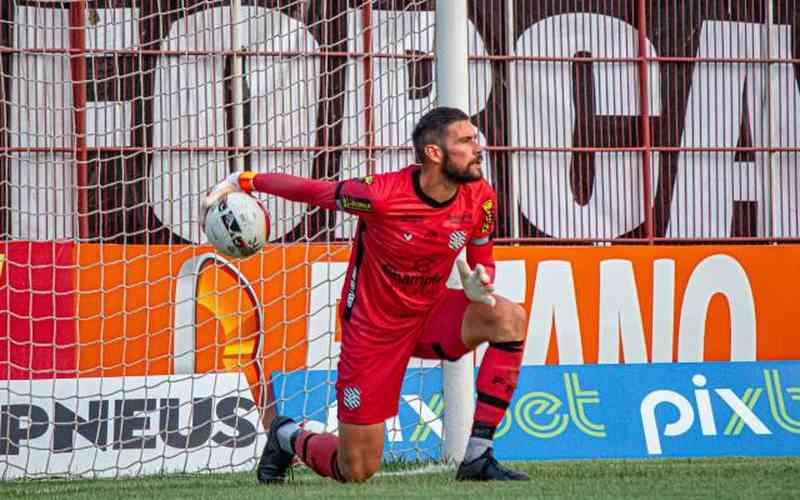 Goleiro do Figueirense é agredido por torcedor após derrota; veja vídeo