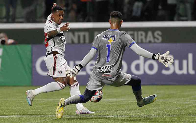 São Paulo não supera retranca do Água Santa e é eliminado nos pênaltis