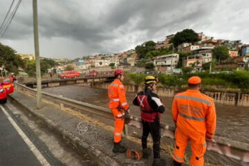 Bombeiros buscam por vítima que caiu no ribeirão Arrudas durante chuva em Belo Horizonte