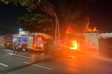 Bombeiros combatem incêndio em borracharia na Pampulha, em BH