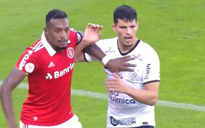 STJD muda sentença e pune Rafael Ramos por ofensa a Edenilson, hoje no Galo