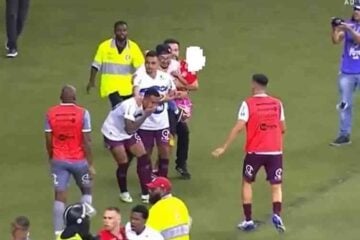 Torcedor do Inter invade o campo com criança no colo e agride jogador