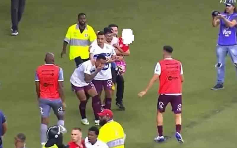 Torcedor do Inter invade o campo com criança no colo e agride jogador