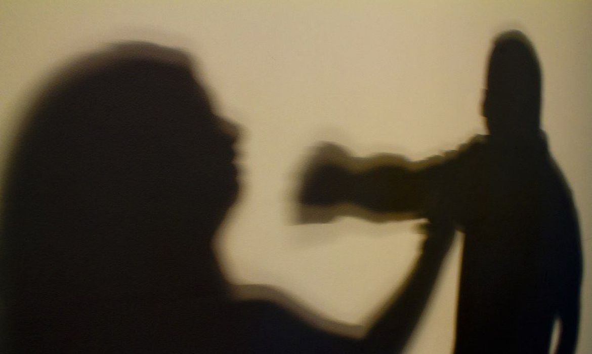 ALMG aprova lei que proíbe contratação de artistas condenados por violência doméstica em eventos com recursos públicos