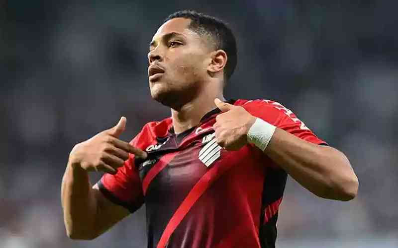 Ex-Cruzeiro, Vitor Roque se destaca no Athletico-PR e recebe elogios