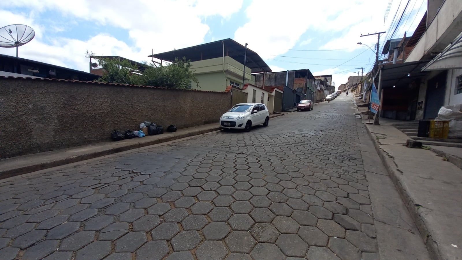 Obras de pavimentação na rua Ipatinga pedem atenção redobrada no trânsito em Monlevade