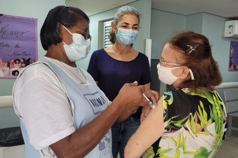Pessoas com comorbidades podem receber vacina bivalente em Monlevade