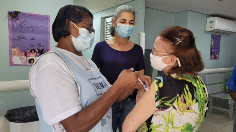 Pessoas com comorbidades podem receber vacina bivalente em Monlevade