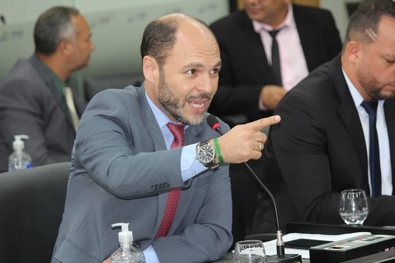 Motoristas de cooperativa contratada pela Prefeitura de Itabira estão com pagamentos atrasados, denuncia Neidson Freitas