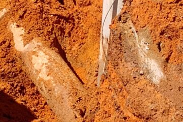 Troca de poste provoca vazamento de água no bairro Amazonas