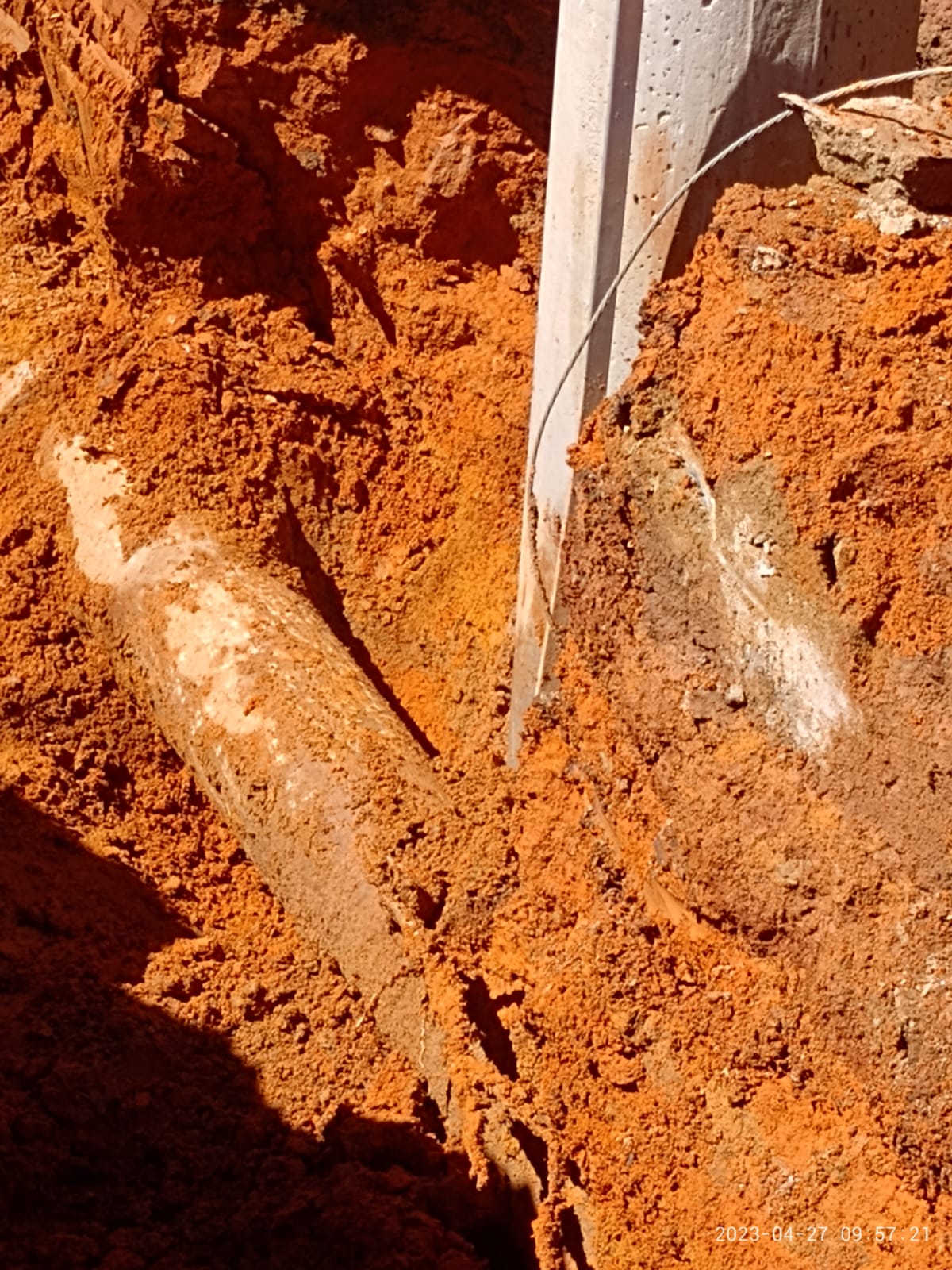 Troca de poste provoca vazamento de água no bairro Amazonas