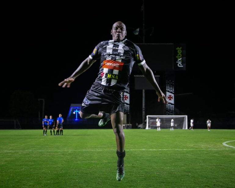 Com dois gols de Sassá, Athletic vence Vasco em amistoso