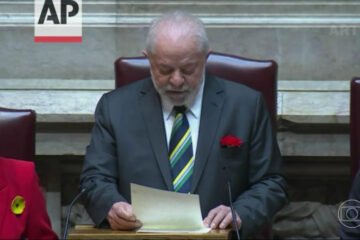 Lula discursa no Parlamento português sob vaias e aplausos