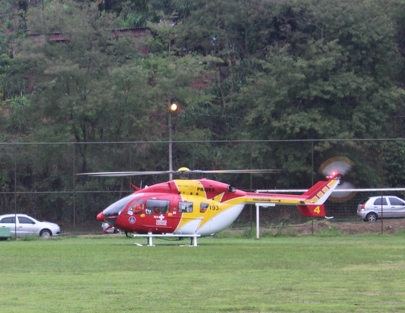 Jovem é levado de helicóptero após acidente na estrada de Santa Maria