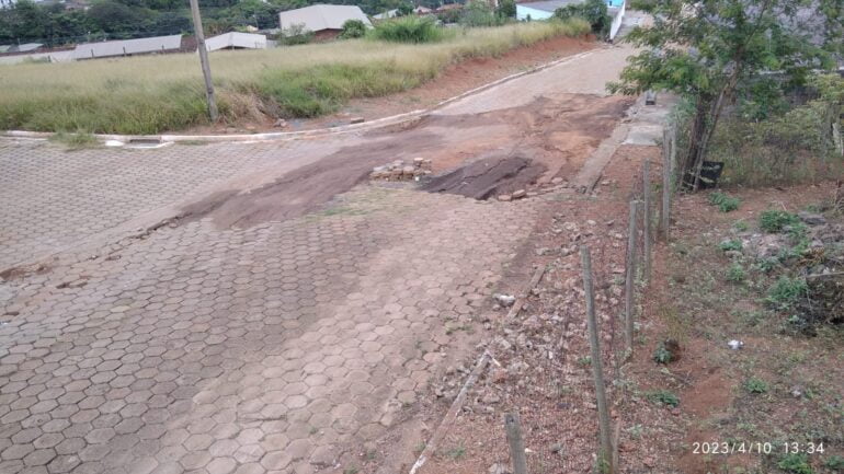 Cinco meses de descaso: Prefeitura de Monlevade promete manutenção na rua Itaobim mas não cumpre