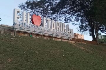 Faixa estendida pela Máfia Azul Itabira pede a CPI do Mineirão