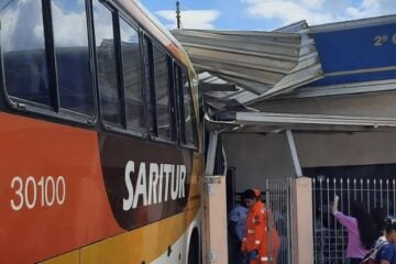 Ônibus invade unidade da PM após motorista passar mal