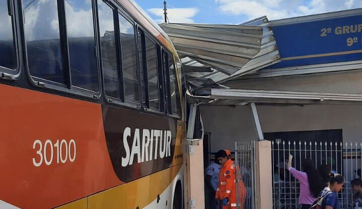 Ônibus invade unidade da PM após motorista passar mal
