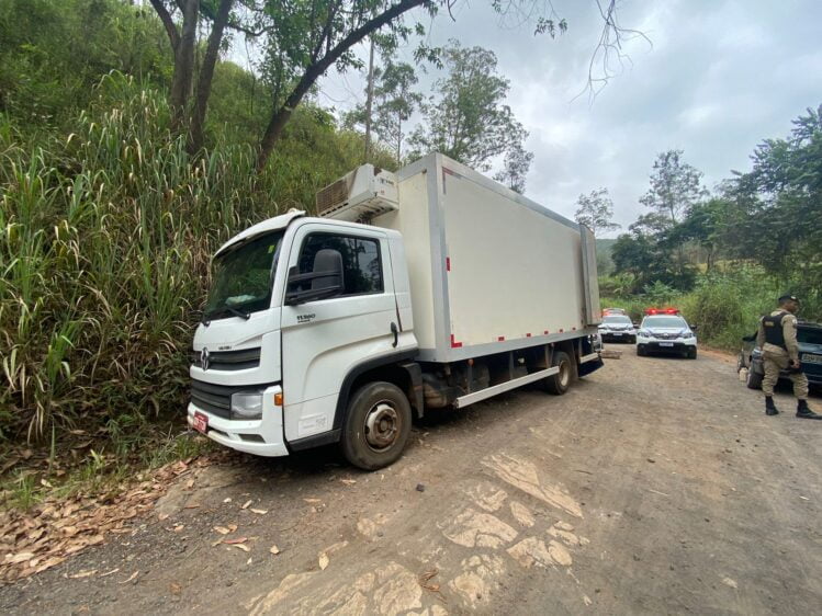 PM recupera caminhão roubado e prende autor furtando carga