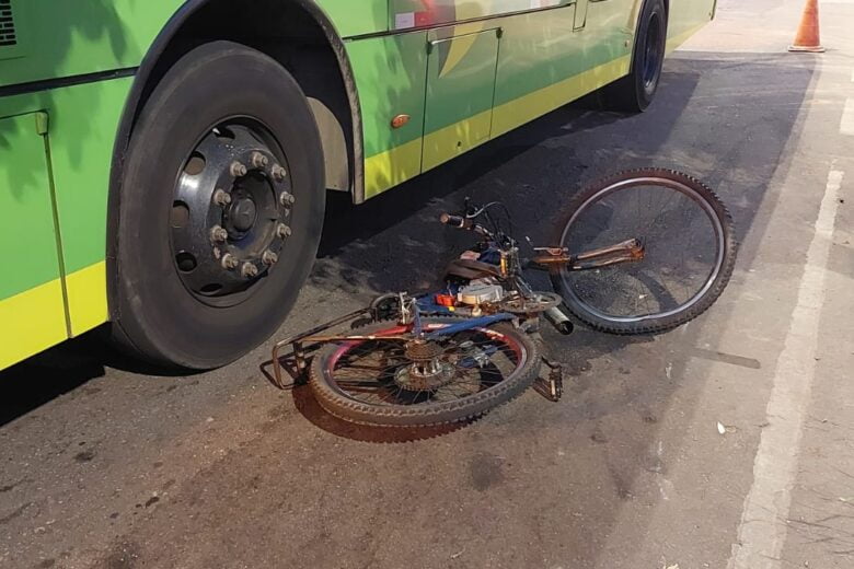 Ciclista invade avenida e é atingido por ônibus em Itabira