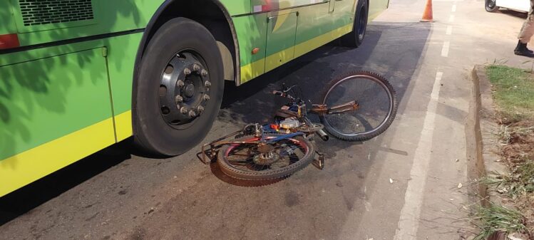Ciclista invade avenida e é atingido por ônibus em Itabira
