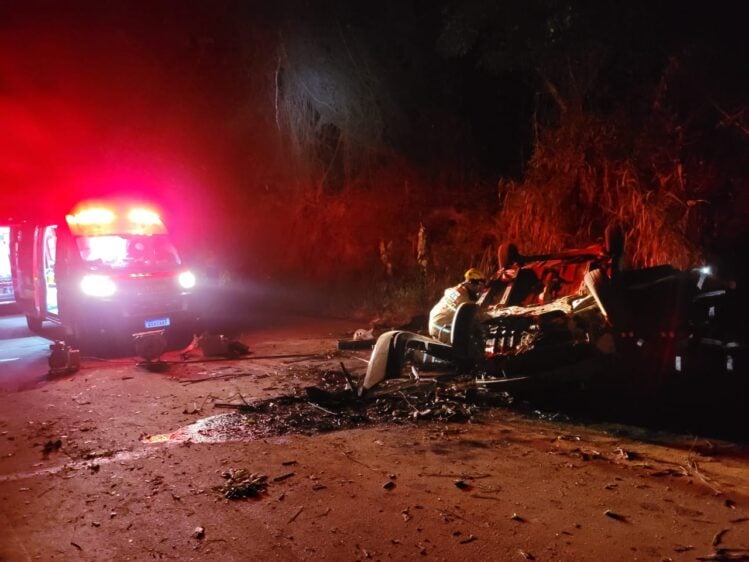 Corolla capota e seis pessoas ficam feridas na MG-760