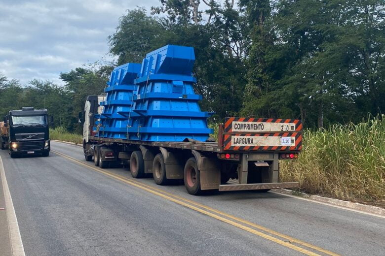 Peça cai de carreta e interdita parcialmente a estrada de Nova Era
