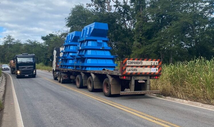 Peça cai de carreta e interdita parcialmente a estrada de Nova Era