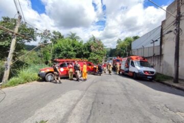 Motorista fica ferido ao capotar caminhão de coleta de lixo