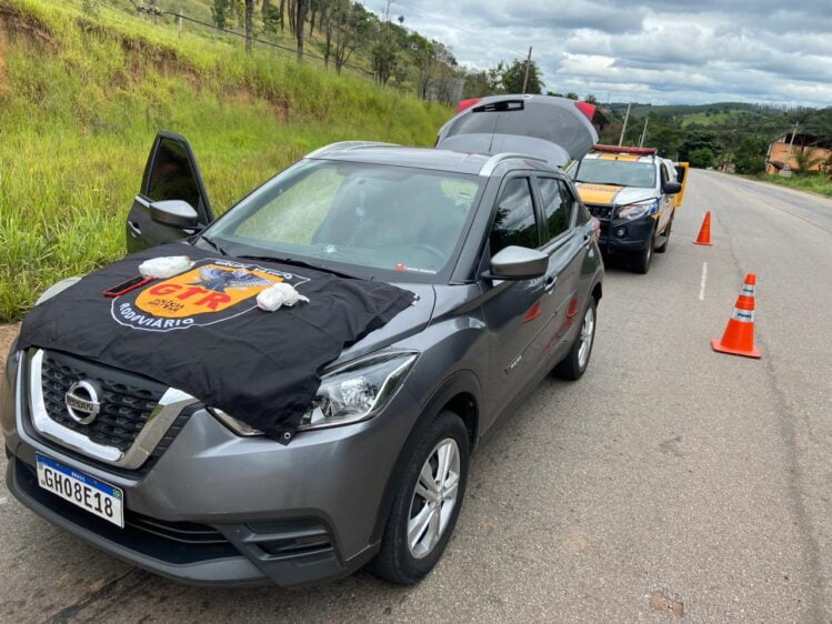 Polícia Rodoviária apreende cocaína e recupera veículo roubado