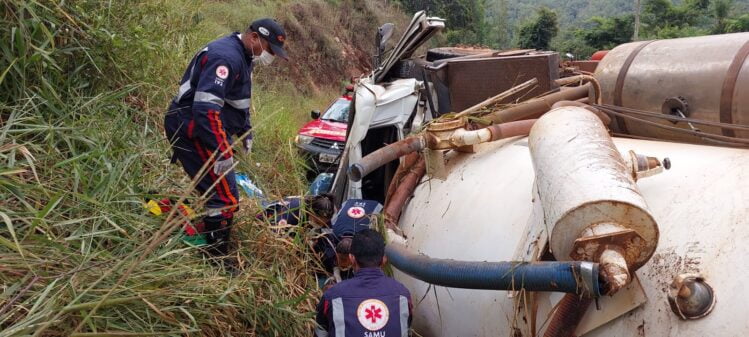 Motorista fica preso as ferragens em acidente na estrada do “Forninho”