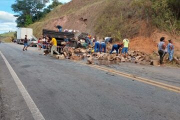 Carga desprende de caminhão e é saqueada na estrada de Nova Era