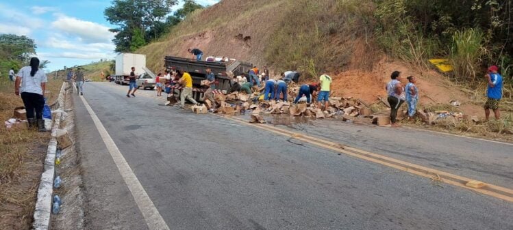 Carga desprende de caminhão e é saqueada na estrada de Nova Era