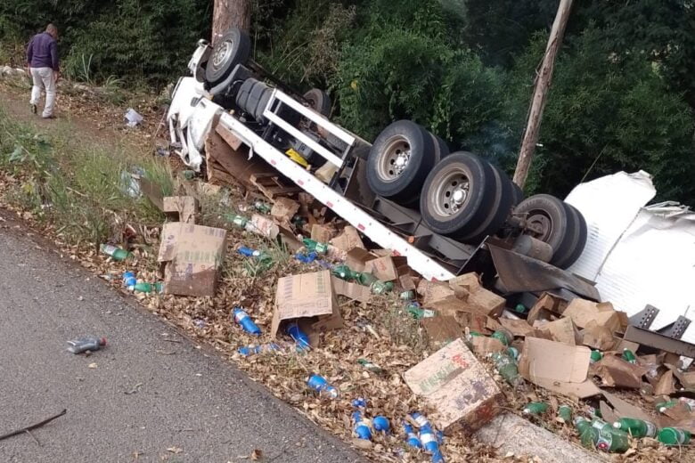 Caminhão capota e motorista morre na BR-381 em Nova Era