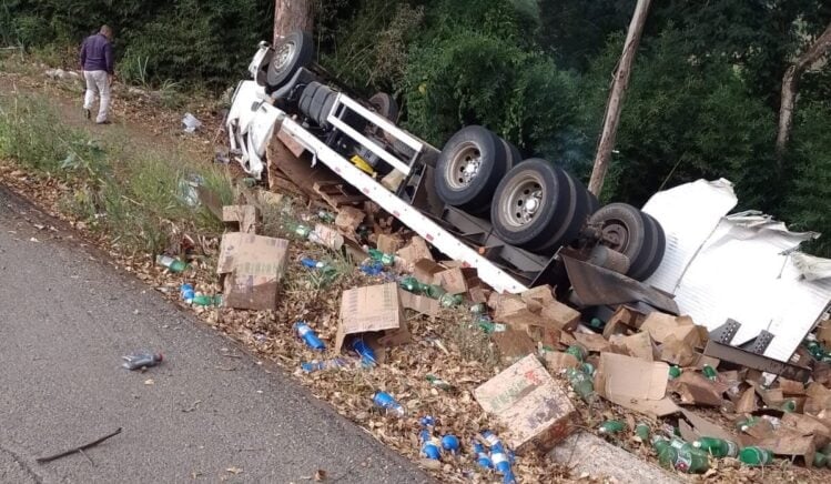 Caminhão capota e motorista morre na BR-381 em Nova Era