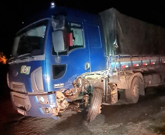 Motorista morre em colisão com caminhão na BR-381